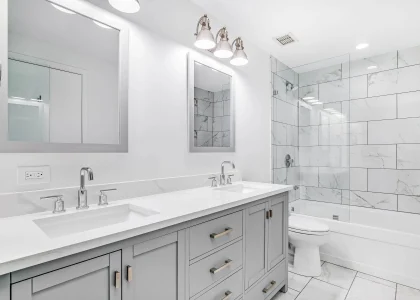 Desain Kamar Mandi Sederhana yang Tampak Bersih