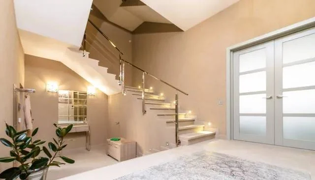 Desain Tangga Beton Minimalis: 7 Ide Elegan untuk Rumah Modern 2 Desain Tangga Beton Minimalis