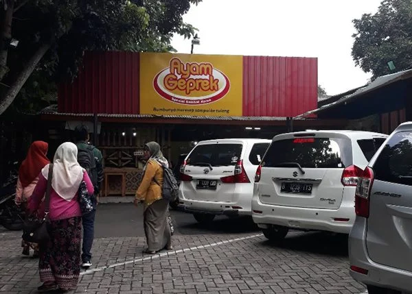 12 Tempat Makan di Tangerang Raya yang Enak dan Terkenal 12 AYAM Geprek SAKO BSD