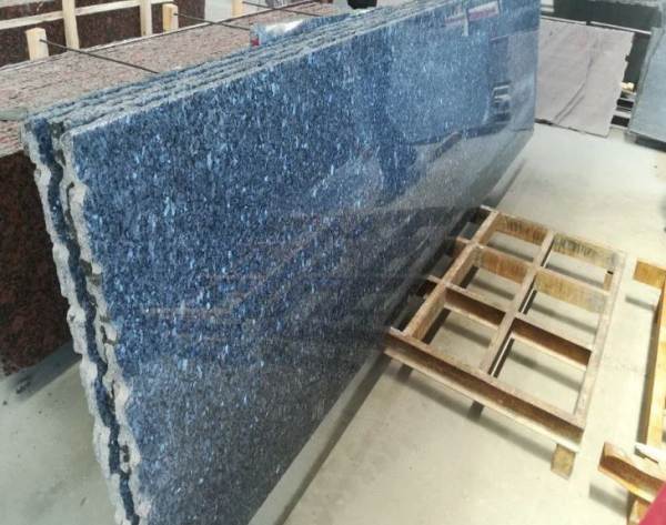 12 Warna Granit untuk Ruang Tamu Terkesan Mewah 10 Blue Pearl Granite