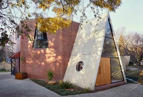 13 Inspirasi Rumah Unik, yang Keren Banget! 11 Rumah Geometris: Segitiga, Lingkaran, Kotak Campur Jadi Satu