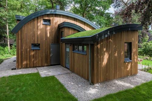 12 Inspirasi Rumah Kayu Minimalis yang Unik dan Estetik 12 Rumah Kayu dengan Sudut Membulat