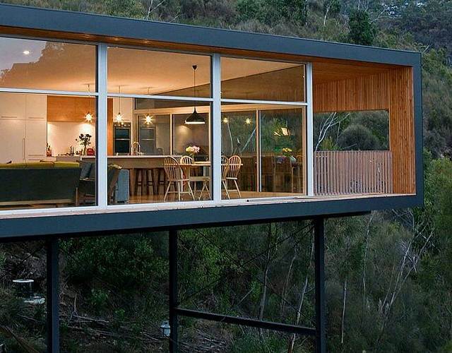 10 Desain Rumah Panggung Modern untuk Hunian yang Nyaman 8 Rumah di Tebing Terjal