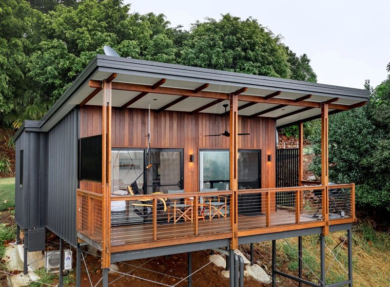 10 Contoh Fasad Rumah Panggung Minimalis Estetik yang Bikin Hunian Tampak Berkelas 10 Rumah panggung bertingkat dengan balkon kayu, tangga luar, dan fasad bergaya Jepang.