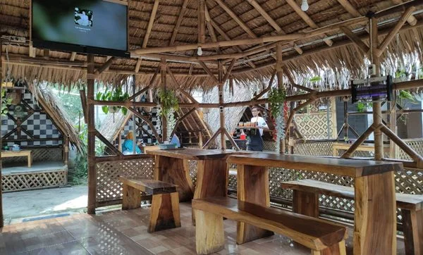 10 Restoran Populer di Kabupaten Tangerang: Cocok untuk Keluarga! 8 Saung AJ