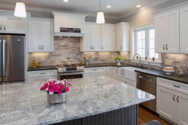 12 Warna Granit untuk Ruang Tamu Terkesan Mewah 12 Silver Cloud Granite