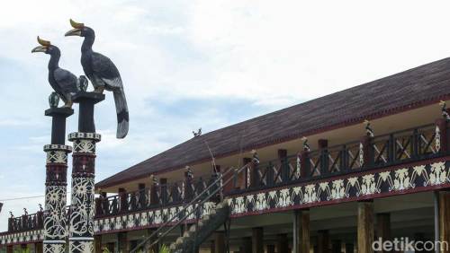 8 Tentang Rumah Adat Kalimantan Tengah dan Faktanya 7 Simbol Identitas yang Nggak Tergantikan