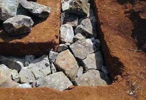 Detail Pondasi Batu Kali: Dimensi, Kedalaman, dan Komponen 5 Tambahan Lapisannya Nggak Kalah Penting