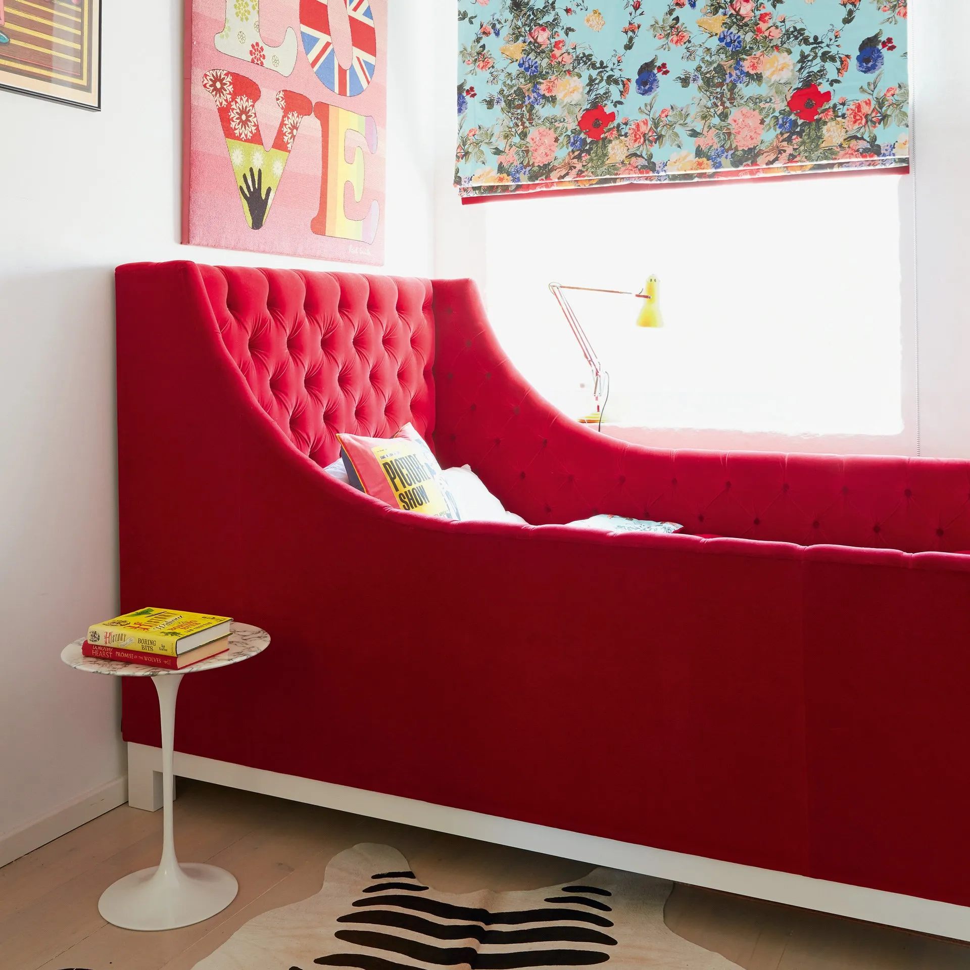 Tempat Tidur Khusus dengan Desain Sofa Panjang