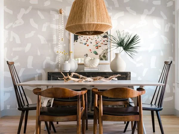 15 Wallpaper Dinding Ruang Makan Minimalis Terbaik 3 Wallpaper Modern dengan Warna Terang ruang makan